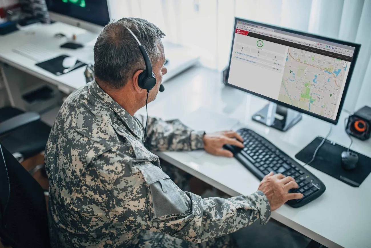 An operator monitoring live shipment data on the AKUATrack dashboard